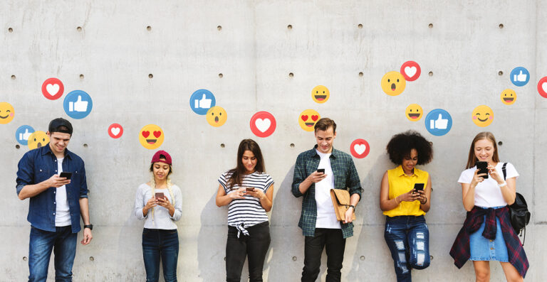 Gente felice che usa Social Media sul cellulare